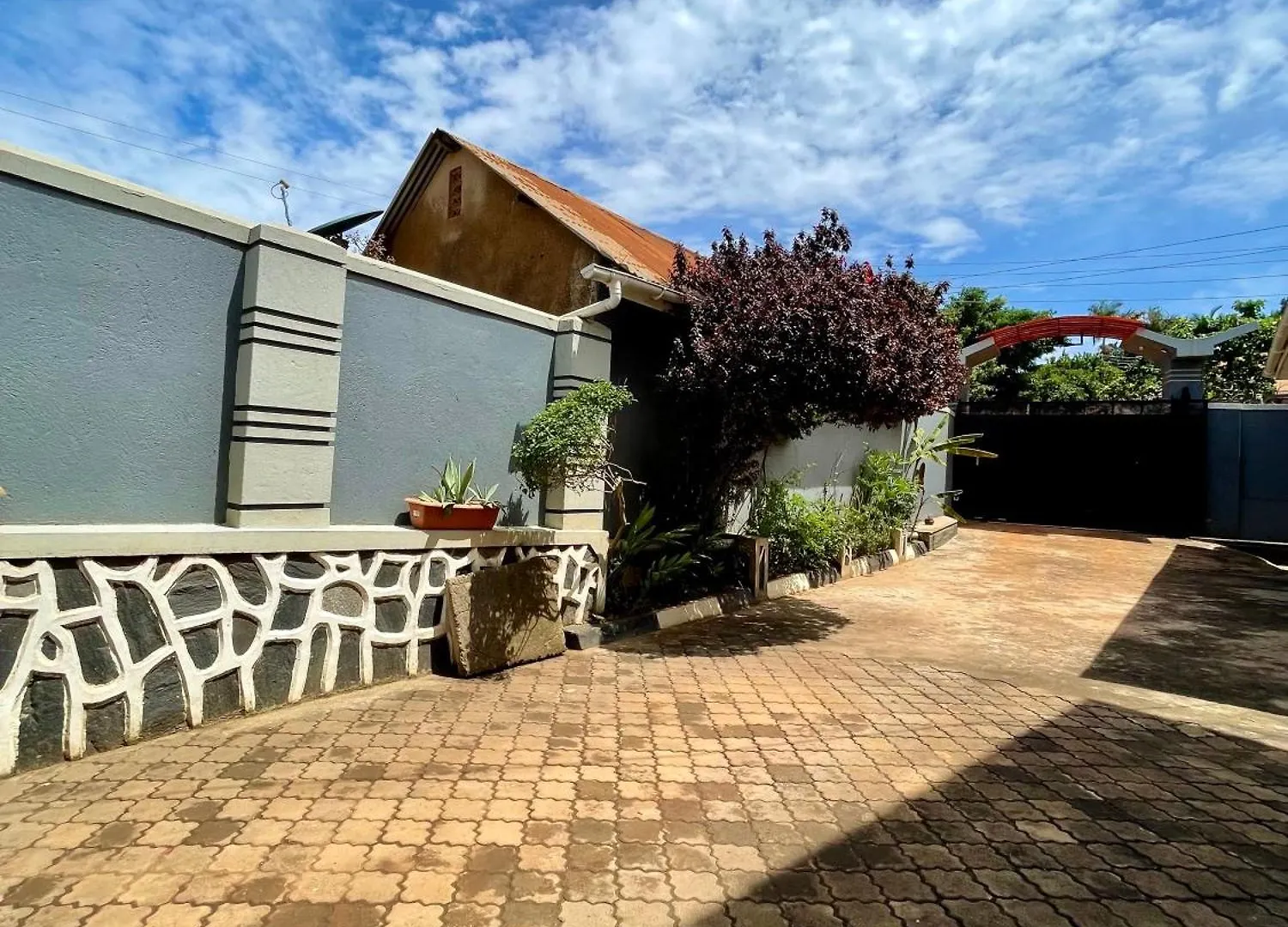 K Kitende Apartments 坎帕拉